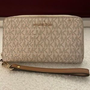 Michael kors wristlet zip around